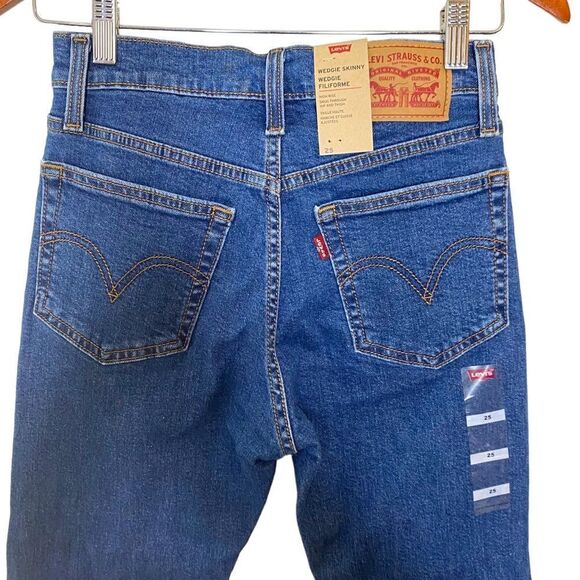 LEVI'S Wedgie Skinny Cut Off Medium Wash - Picture 9 of 14